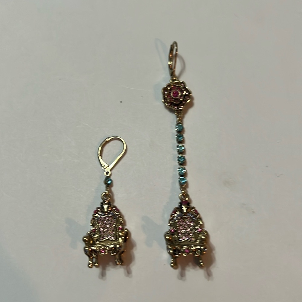 Betsy Johnson queen, throne flower mismatched dropped earrings